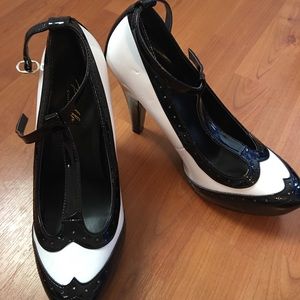 NWOB Pinup Couture Pumps White and Black Betty 22